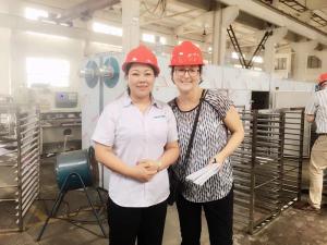 美國客戶考察熱風(fēng)循環(huán)烘箱